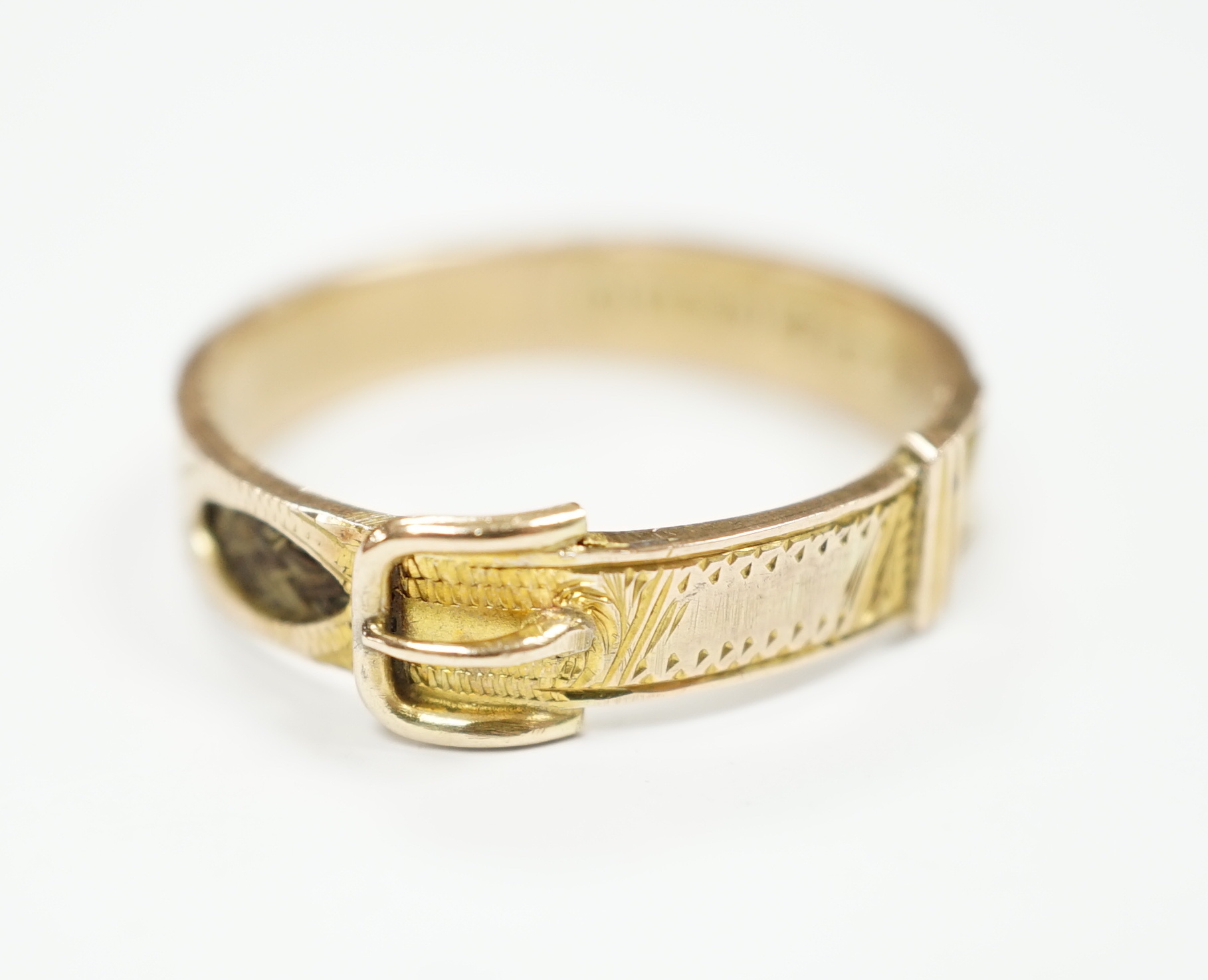 A late Victorian 9ct gold and inset hair mourning buckle ring, size U, gross weight 2.2 grams.
